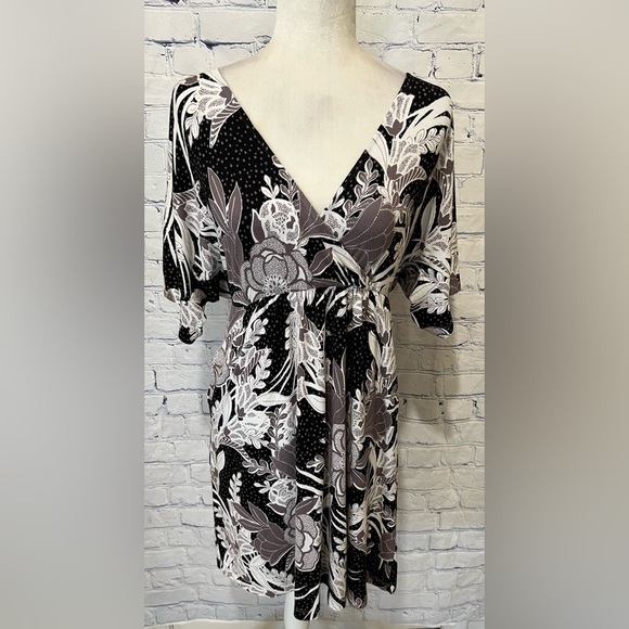 Soma Dresses & Skirts - Soma Gray Black White Floral V-Neck Soft Lounge Dress Size Small